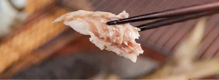 筷子夾魚肉