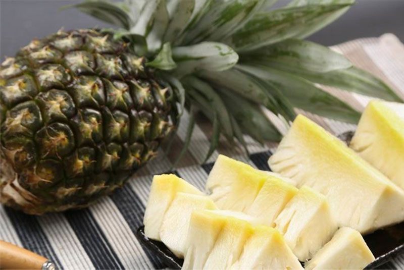 牛奶鳳梨，其外皮色澤為綠色，採收後約放置2-3天，果目的地方色澤微轉黃，則是最佳賞味期，切記可別放到全黃就過熟了！最佳賞味期中的牛奶鳳梨，肉質細緻，甜度高，甜中帶酸，不僅不會只有單調的甜、還伴著淡淡的甜與鳳梨香氣。