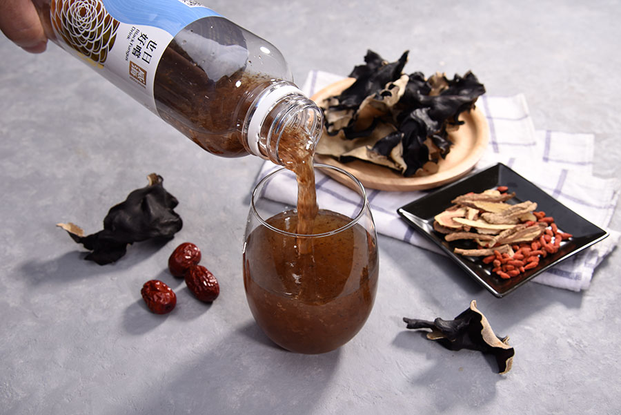 精選黑木耳，添加黨蔘、枸杞、甘草與黃耆，由藥材釋出的甘甜讓無糖也能美味且零負擔