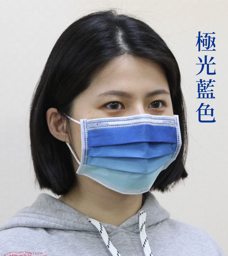 女模特兒戴極光藍色口罩