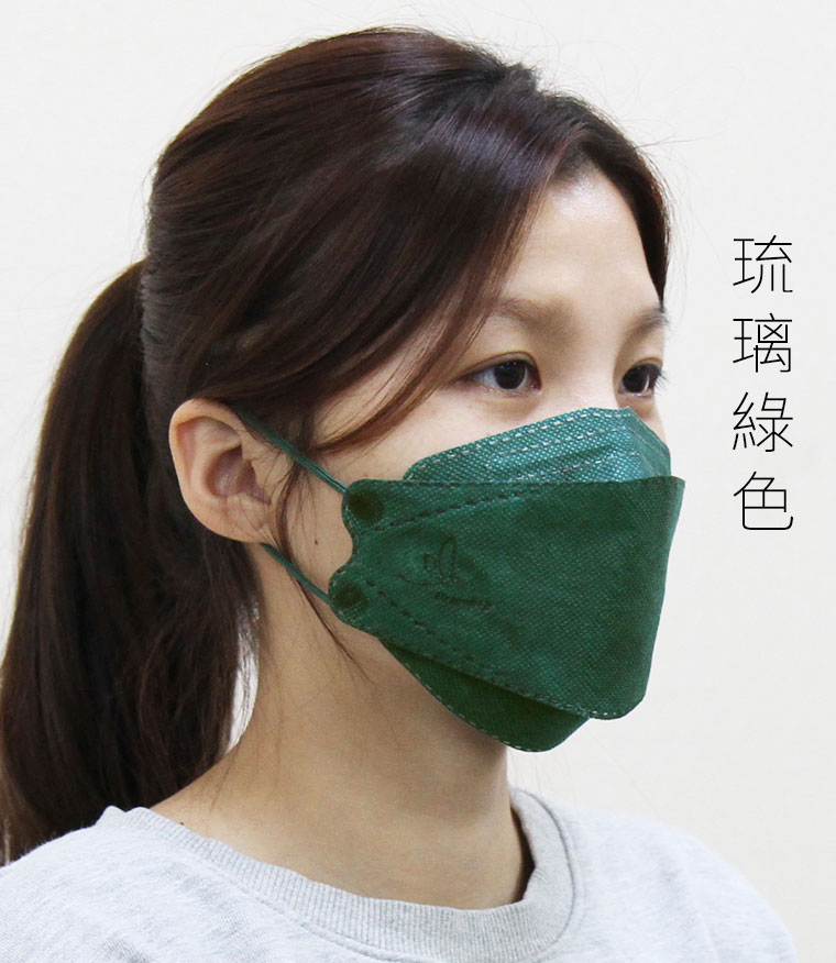 女生戴琉璃綠色立體口罩有點個性
