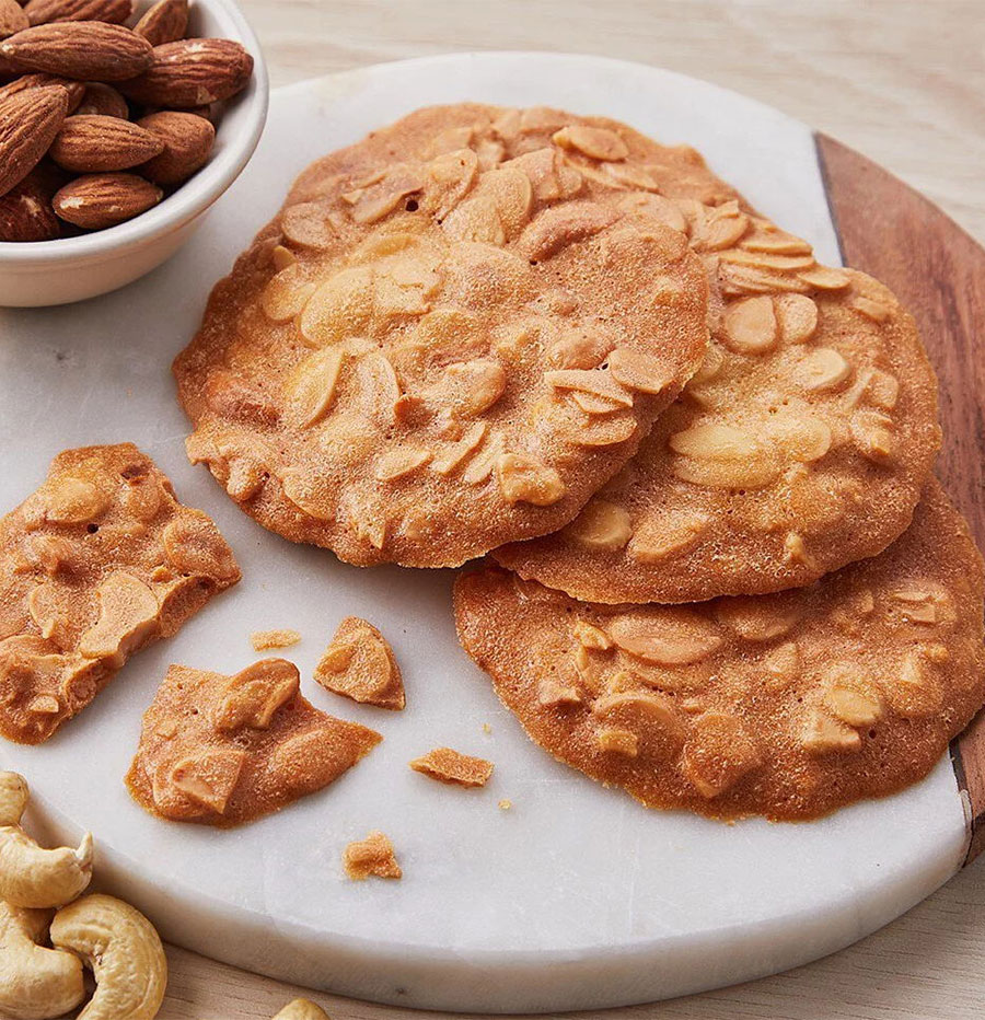 滿滿的杏仁薄片鋪滿整片餅乾，嚴選日本昭和麵粉增添瓦片香酥薄脆口感，搭配法國進口發酵奶油，入口是天然奶香與美國杏仁薄片的堅果香氣完美融合，唰嘴到讓人忍不住一口接一口。