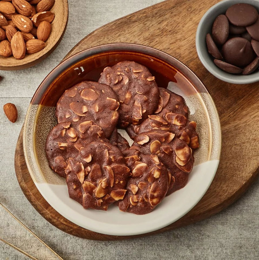 一入口就能品嚐到法國巧克力的濃郁與杏仁薄片的香甜，緊接著是水滴巧克力豆更添層次口感，苦甜適中的黑巧克力，為您帶來繽紛濃郁的甜蜜感受。