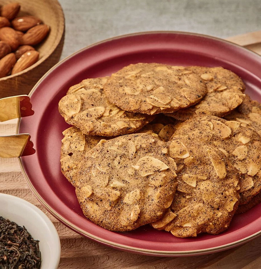 經典的格雷伯爵紅茶葉，先將茶葉浸泡過讓茶香更濃郁，再混合進瓦片麵糊中，最後將杏仁薄片鋪滿再進爐烘烤