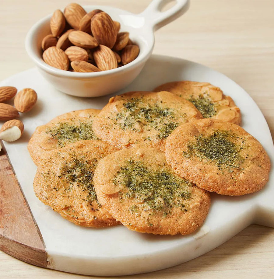 滿滿的杏仁薄片鋪滿整片餅乾，入口是法國奶油的天然奶香與杏仁香氣，緊接著是鹹香的海苔風味在口中瀰漫開來。