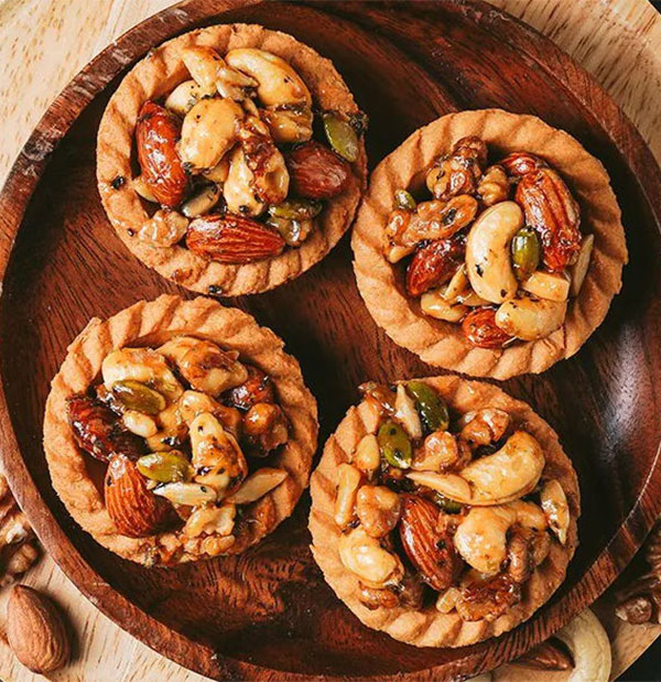 使用日式咖哩粉搭配營養滿分的綜合堅果，每一口都是香濃的咖哩香，鹹甜交錯的獨特香味，一口接一口，越吃越唰嘴