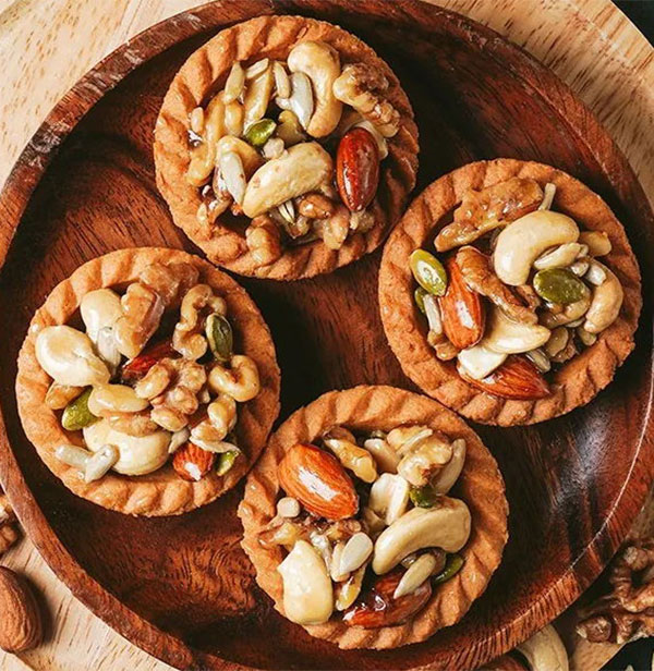 採用台灣100%純蜂蜜，滴滴精純，香味濃郁。搭配粒粒飽滿的堅果，甜而不膩！