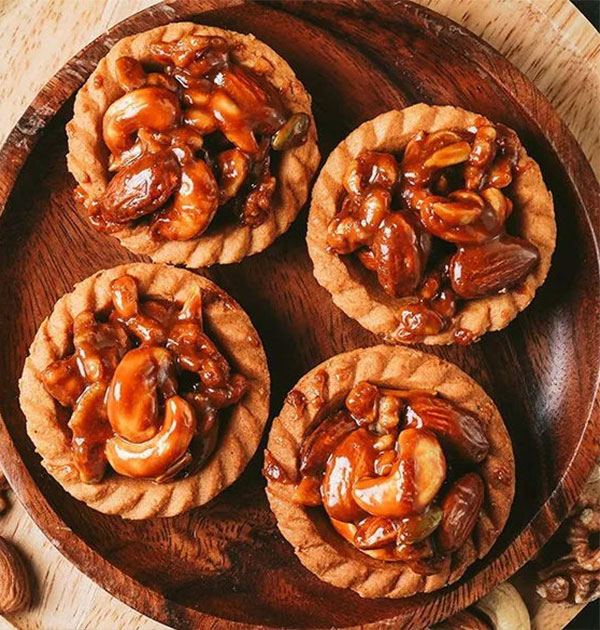 堅持手工煮糖，恰到好處的火侯與溫度，才能熬出完美的焦糖比例，一口咬下，焦香四溢！